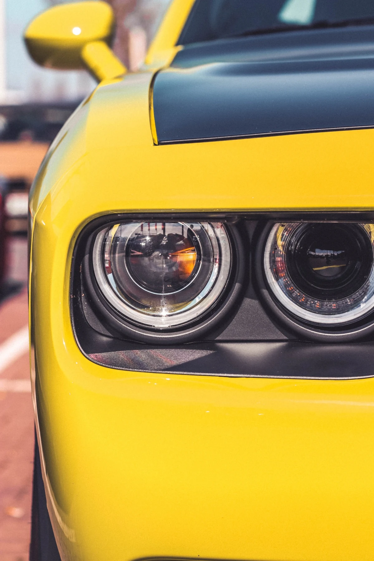 Dettaglio frontale di auto sportiva gialla